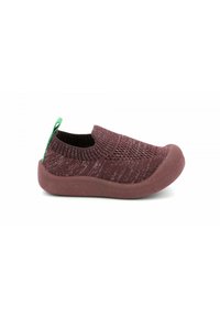 Chaussure enfant à enfiler en tissu tricoté bordeaux avec une semelle flexible et un onglet vert au talon pour un enfilage facile.