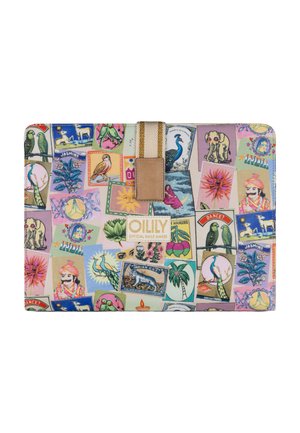 Kleurrijk rechthoekig etui met patchwork van Indiaas-geïnspireerde illustraties, vogels, bloemen, dieren en een goudgestreepte band met lederen detail.