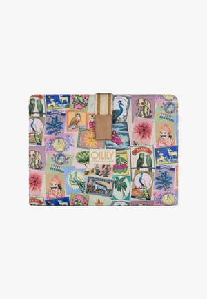 Kleurrijk rechthoekig etui met patchwork van Indiaas-geïnspireerde illustraties, vogels, bloemen, dieren en een goudgestreepte band met lederen detail.