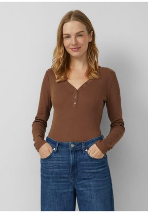 - Bluzka z długim rękawem