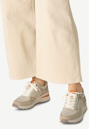 Trainers - orange comb
