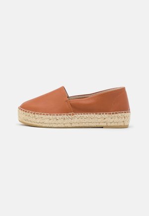 Espadrille marron à enfiler avec semelle plateforme en jute tressé et bout arrondi, présentée sur fond blanc.