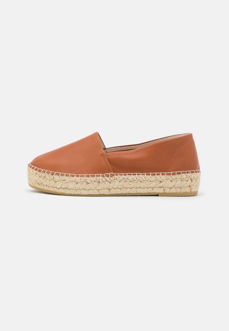 Espadrille marron à enfiler avec semelle plateforme en jute tressé et bout arrondi, présentée sur fond blanc.