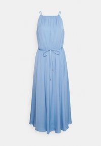Hellblaues Maxikleid mit Spaghettiträgern, das einen gerafften Oberteil und einen bindbaren Taillengürtel hat. Weicher Stoff mit glatter Textur und fließendem Rock.
