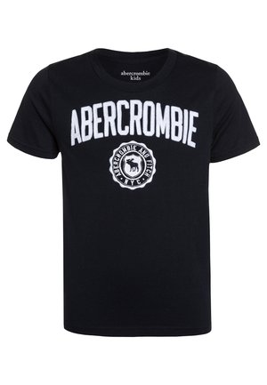 Czarny, krótkorękawowy t-shirt dziecięcy z dużym białym napisem „ABERCROMBIE” oraz okrągłym emblematem Abercrombie and Fitch NYC z logo łosia.
