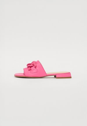 Chinelo rosa com destaque de nó, design de ponta aberta, salto bloco baixo e material sintético suave.