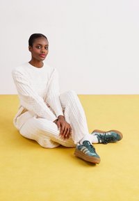 adidas Originals GAZELLE BOLD - Tenisice - mineral green/putty grey