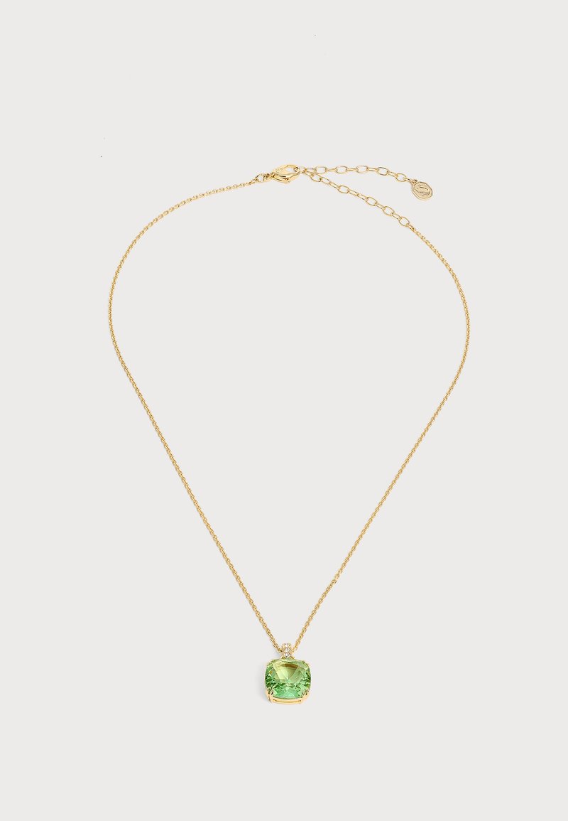 Collier chaîne en or délicat avec pendentif en pierre précieuse verte carrée et fermoir ajustable sur un fond clair uni.