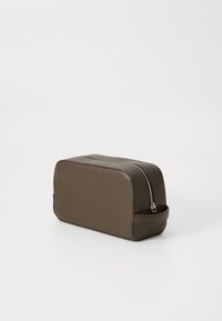 Trousse de toilette en cuir synthétique marron, forme rectangulaire, fermeture éclair, fond plat, texture lisse, design minimaliste, sans accents matériels visibles.