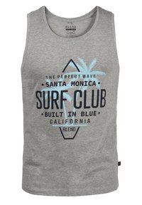 Sivi pamučni top bez rukava s grafičkim printom u plavoj boji i akcentima palmi. Dizajn uključuje natpise "Surf Club" i "Santa Monica".