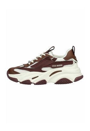 Scarpa sportiva marrone e bianca con materiale in rete e sintetico, suola spessa, distintivo motivo a zigzag sulla parte inferiore e lacci.