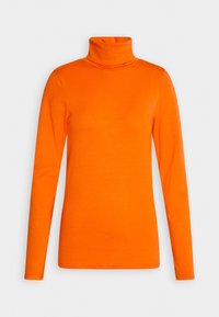 Chemise à col roulé à manches longues orange vif, coupe ajustée, sur un fond clair uni.