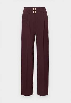 Dunkelburgunderrote, hoch taillierte Hose mit zwei goldenen Schnallenriemen oben und geradem Bein.