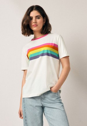 Camiseta blanca de algodón con un patrón de rayas horizontales multicolor en rosa, naranja, amarillo, verde, azul y morado. Manga corta.