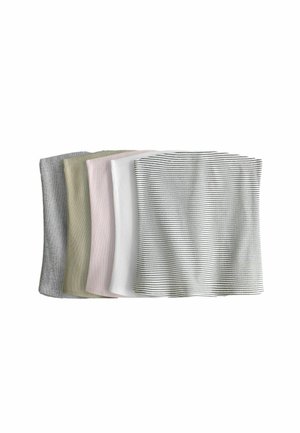 Fünf gefaltete Stoffstücke in Grau, Olivgrün, Hellrosa, Weiß und Weiß mit schwarzen Streifen auf weißem Hintergrund.