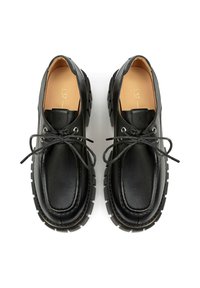 Zwarte leren schoenen met een ronde neus, gewatteerde kraag en dikke rubberen zool. Bevat veters, zilveren oogjes en een gladde textuur.