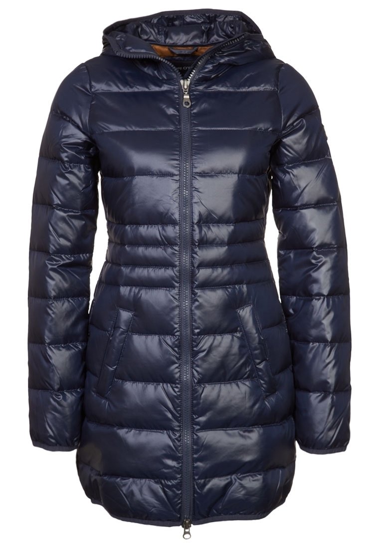 Granatowa kurtka puchowa z kapturem, o błyszczącym wykończeniu, poziomym pikowaniu, przednim zamkiem błyskawicznym i dwoma bocznymi kieszeniami.