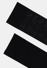 To sorte stofarmbånd, det ene med teksturen "ARMANI" gentaget, det andet ensfarvet med et lille præget rektangulært mønster.