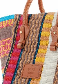 Borsa a tracolla multicolore in tessuto intrecciato con manici in pelle marrone intrecciati, caratterizzata da varie strisce testurizzate e una toppa in pelle con marchio.