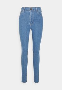 Jeans skinny de mezclilla azul con una cintura alta, que cuentan con un cierre de cremallera frontal, dos bolsillos delanteros y un desgaste mínimo. Textura suave.