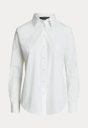 Fehér, hosszú ujjú, gombos ing hegyes gallérral, elöl gombokkal és enyhén ívelt szegéllyel.