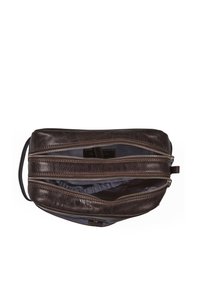 Bolso de cuero marrón con tres compartimentos con cremallera. Superficie texturizada con un forro interior suave. Incluye un asa lateral para llevar.