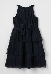 Donkerblauwe mouwloze geplooide jurk met een tiered rok en strik rond de taille, knoopsluiting bij de nek aan de achterkant.