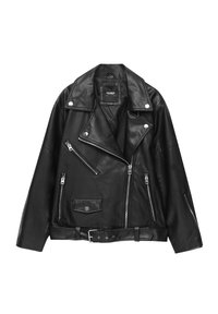 Giacca da motociclista in pelle nera con zip asimmetrica, multiple tasche con zip e vita con cintura. Texture liscia e colletto affilato.