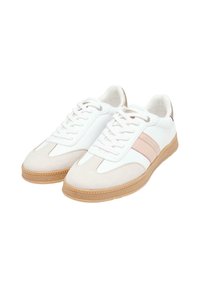 Chaussures de sport blanches et beiges avec une tige en suède et cuir, comprenant une bande rose clair, un bout arrondi et une semelle en caoutchouc texturée.