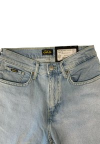 Jeans in denim blu chiaro con un classico design a cinque tasche, chiusura con cerniera e cuciture tono su tono. Presenta un'etichetta nera GAS sulla vita.