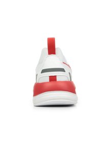 Scarpa sportiva bianca con tallone e linguetta rossi, caratterizzata da una tomaia texturizzata e una suola liscia con dettagli grigi.