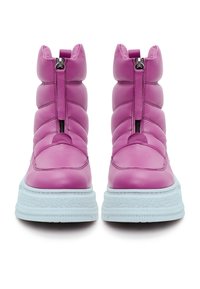Botas de tobillo de cuero rosa acolchadas con una textura suave, que presentan un cierre de cremallera y una suela de plataforma blanca y texturada.