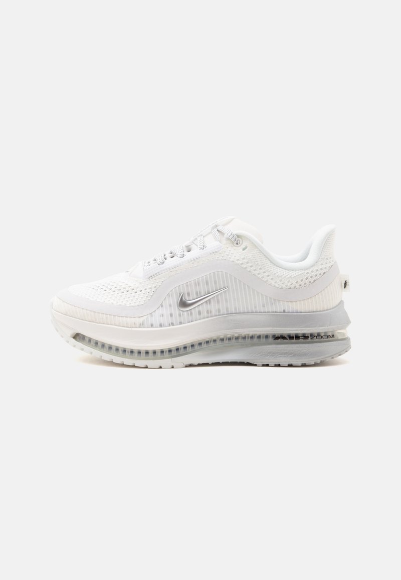 Λευκό αθλητικό παπούτσι Nike Air Max με ύφασμα διχτυού, ασημένιο λογότυπο swoosh, ορατό αερόσακο στη σόλα και κλείσιμο με κορδόνια σε απλό φόντο.