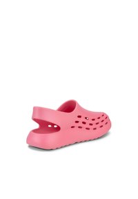 Roze rubberen klomp met open achterkant, ronde uitsparingen voor ventilatie en een gekartelde zool voor grip. Stevige afwerking en lichte constructie.