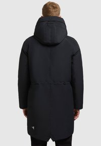 Parka neagră, căptușită, cu glugă, prezentând o talie strânsă, mâneci lungi și un detaliu triunghiular cu logo aproape de tiv. Textură netedă.