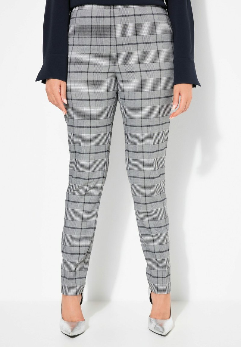 Grijze geruite broek heeft een getailleerde pasvorm, een gladde stof en een hoge tailleband. Versterkt met een subtiel ruitpatroon en een lichte textuur.