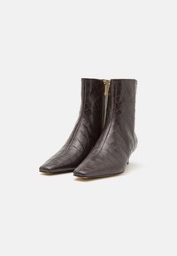 MICHAEL Michael Kors COSMO KITTEN BOOTIE - Klasické členkové čižmy - chocolate