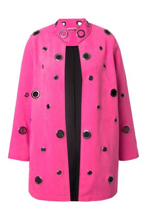 Giacca in suede rosa brillante con grandi occhielli in metallo nero, colletto alto e design aperto con un pannello tonale nero.
