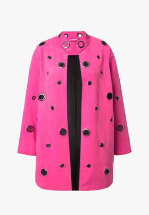 Chaqueta de ante rosa brillante con grandes ojales metálicos negros, un alto cuello y un diseño de frente abierto con un panel negro tonal.