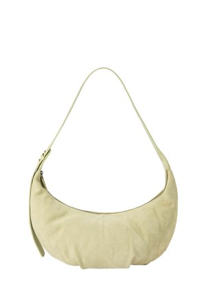 Sac à main en daim beige clair en forme de croissant avec une fine bandoulière réglable et une fermeture éclair supérieure.