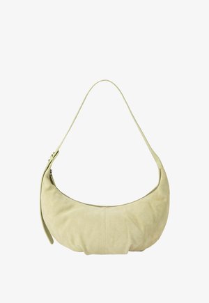 Sac à main en daim beige clair en forme de croissant avec une fine bandoulière réglable et une fermeture éclair supérieure.