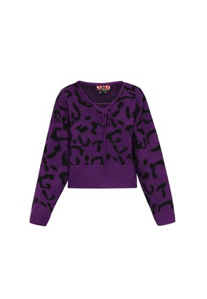 Violet megztinis su juodu leopardų raštu, apvaliu kaklu, ilgomis rankovėmis ir raišteliu priekyje.
