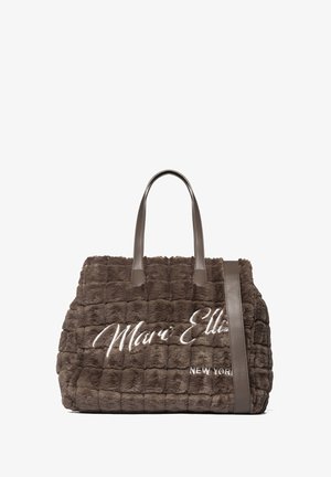 Sac fourre-tout en fausse fourrure marron avec motif matelassé, deux poignées et une bandoulière amovible. Orné du nom de la marque brodé en blanc.