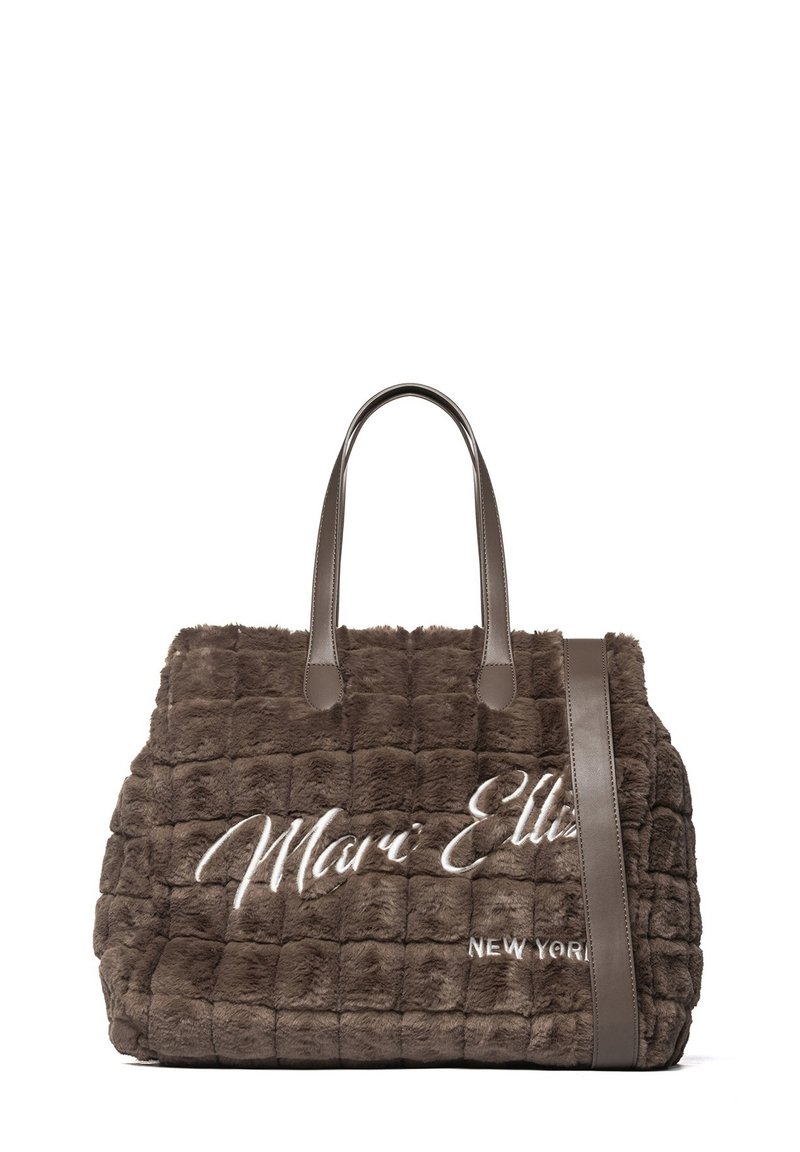 Borsa tote in pelliccia sintetica marrone con motivo trapuntato, due manici e tracolla rimovibile. Presenta il nome del marchio ricamato in bianco.