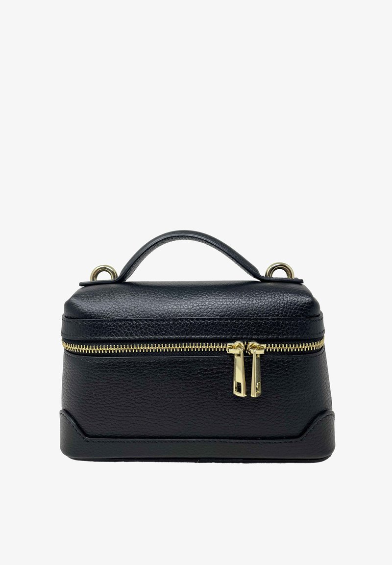 Černá strukturovaná kožená taška s horním držadlem a zlatým zipem. Má hladký povrch a charakteristický tvar.
