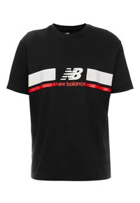 Černé bavlněné tričko s bílými a červenými vodorovnými pruhy přes hruď, zdobené bílým logem "New Balance".