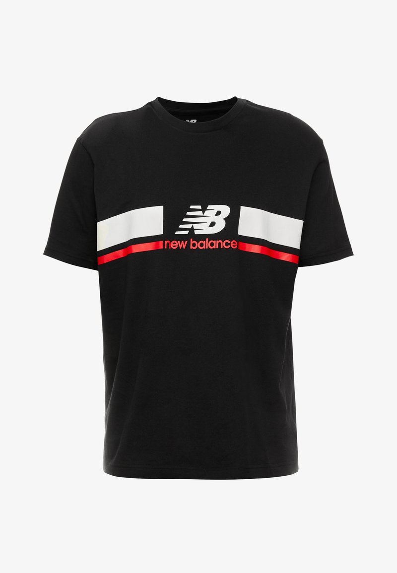 Camiseta de algodón negro con rayas horizontales blancas y rojas en el pecho, adornada con el logo de "New Balance" en blanco.