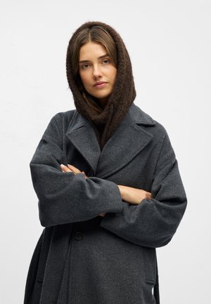 Tmavě šedý vlněný kabát s klopovým límcem, oversized rukávy, dvouřadým zapínáním na knoflíky a hnědou pletenou kapucí.