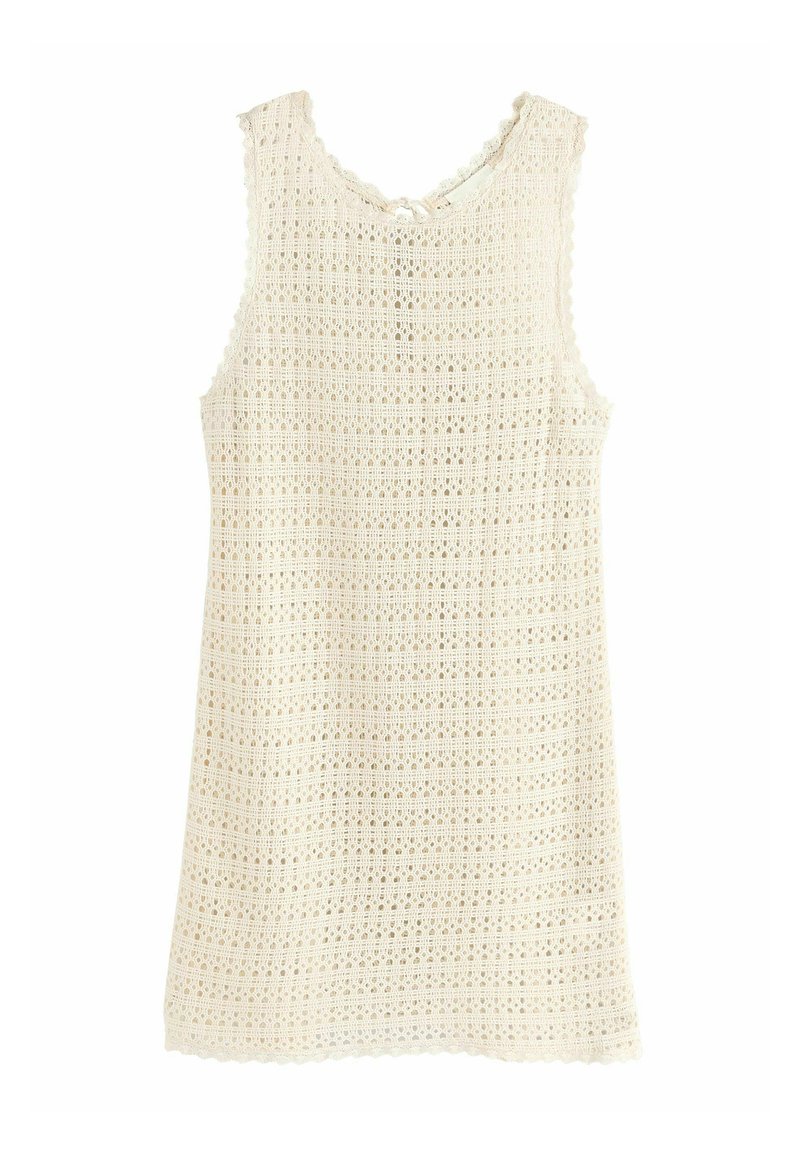 Top de ganchillo en color blanco roto con borde en forma de concha, que presenta un patrón de tejido abierto y un escote redondeado. Diseño ligero y sin mangas.