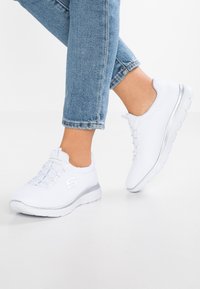 Skechers - SUMMITS - Treniņu apavi - white/silver Miniatūras attēls 1